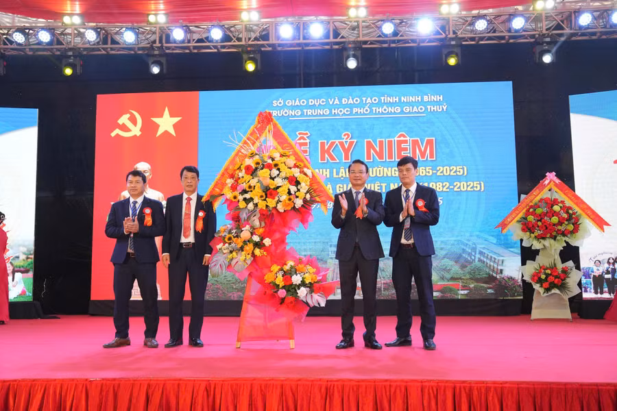 Ông Đặng Xuân Phong (thứ 2 từ phải qua) - Bí thư Tỉnh ủy Ninh Bình thay mặt lãnh đạo tỉnh tặng hoa chúc mừng 60 năm thành lập Trường THPT Giao Thủy. 