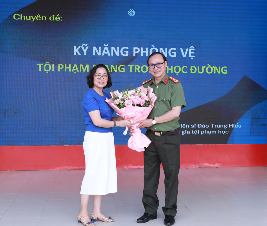 Nhà giáo Đinh Thị Vân Hồng thay mặt lãnh đạo Trường THCS Bế Văn Đàn tặng hoa cảm ơn những chia sẻ, phân tích vô cùng ý nghĩa của diễn giả Đào Trung Hiếu tại chương trình. 13-2.jpg