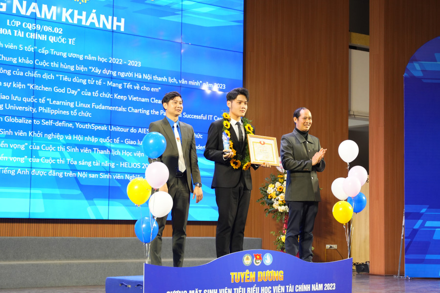Hoàng Nam Khánh được tuyên dương gương mặt sinh viên tiêu biểu Học viện Tài chính năm 2023. Ảnh: NVCC. nhan-giai-thuong-guong-mat-sinh-vien-tieu-bieu-hoc-vien-tai-chinh-nam-2023.jpg