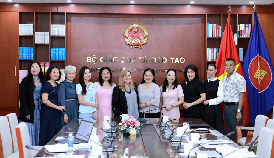 Thứ trưởng Nguyễn Thị Kim Chi cùng các đại biểu chụp ảnh lưu niệm sau buổi làm việc.