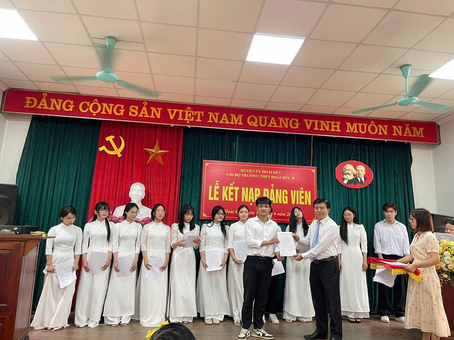 Đầu tháng 6/2025, Chi bộ Trường THPT Hoài Đức B kết nạp đảng cho 12 học sinh ưu tú. dang-3.jpg
