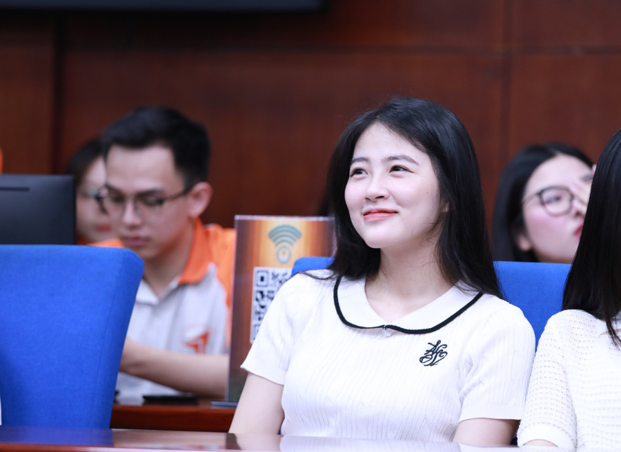 Các em sinh viên lắng nghe những chia sẻ thú vị mang tính thực tế từ diễn giả. 20.jpg