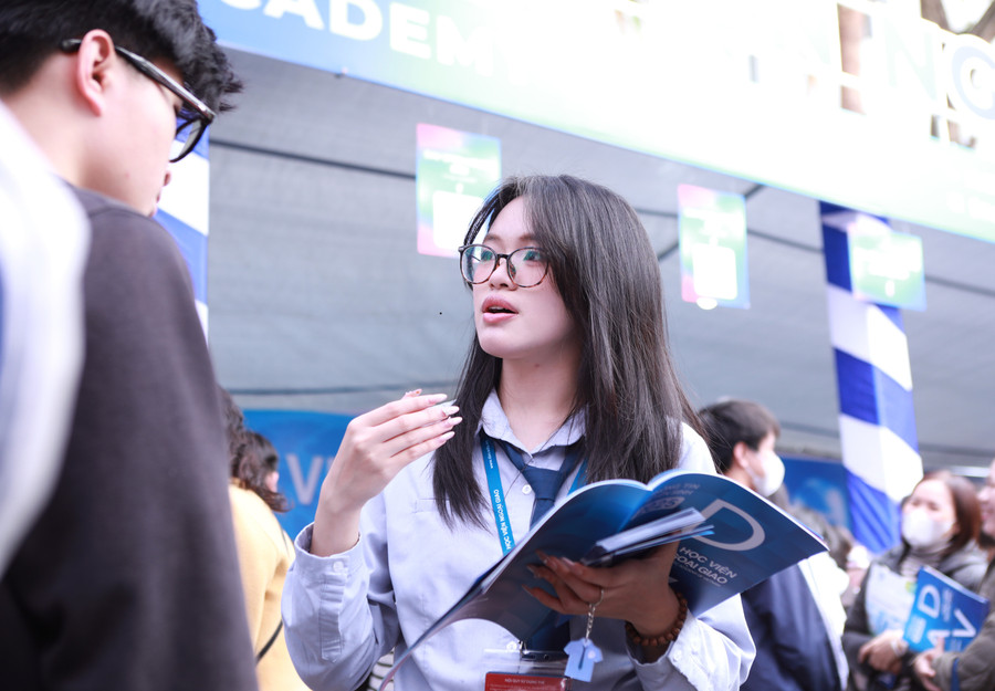 Sinh viên Học viện Ngoại giao trao đổi về các ngành học của trường cho thí sinh lớp 12 tại Ngày hội tư vấn tuyển sinh năm 2025 tại Hà Nội. Ảnh: Đình Tuệ.