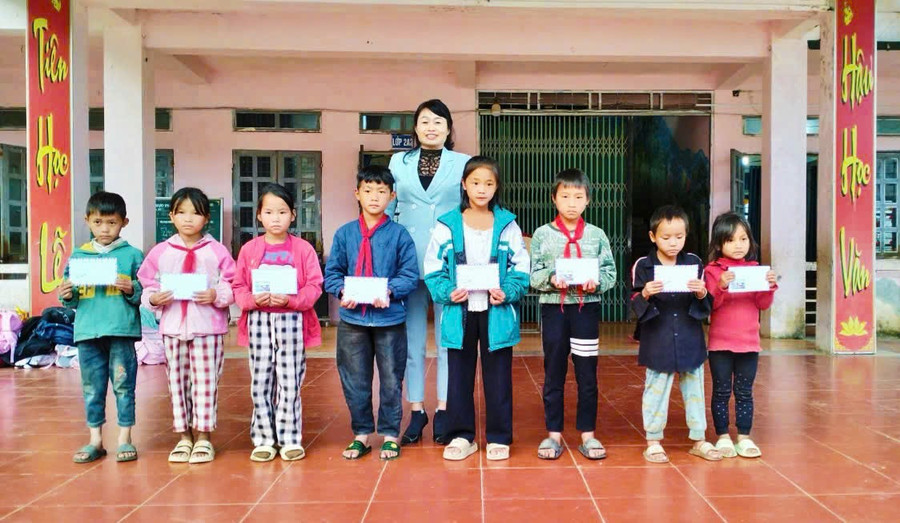 Cô Phạm Thị Xuân bên những em học trò thân yêu tại Trường PTDTBT Tiểu học Dào San (xã Dào San, Lai Châu). Ảnh: NVCC.