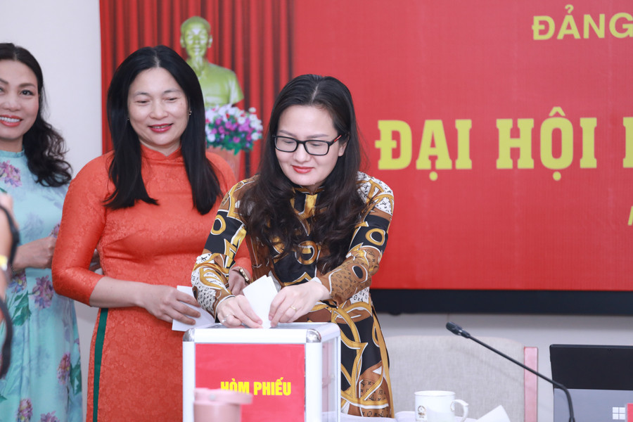 Các đại biểu tham gia bỏ phiếu để bầu BCH Chi bộ cũng như các chức danh Bí thư, Phó Bí thư Chi bộ nhiệm kỳ 2025-2027. 3.jpg