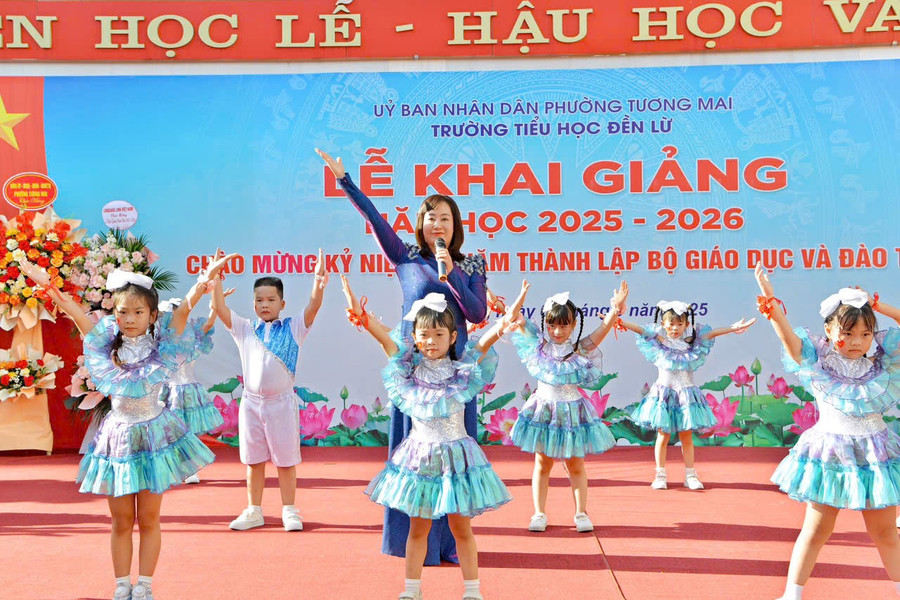 Cô Lê Thị Mai Hoa - Hiệu trưởng Trường Tiểu học Đền Lừ tuyên bố khai giảng năm học mới 2025-2026. den-lu-1.jpg