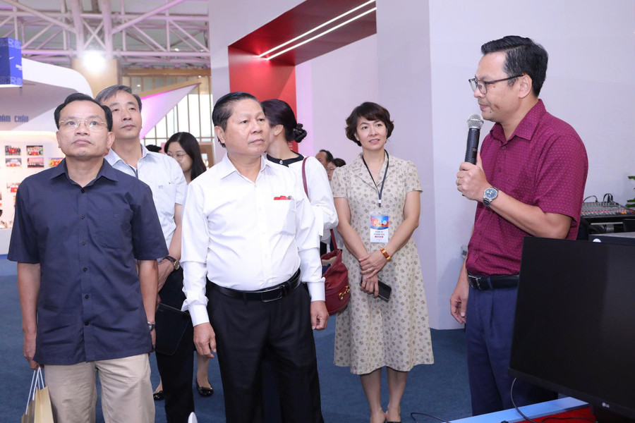Hiện nay, phần lớn các hạng mục đều đã hoàn thiện để chờ đến ngày 28/8 sẽ tổ chức khai mạc triển lãm. Ảnh: Trần Hiệp. lam-4.jpg