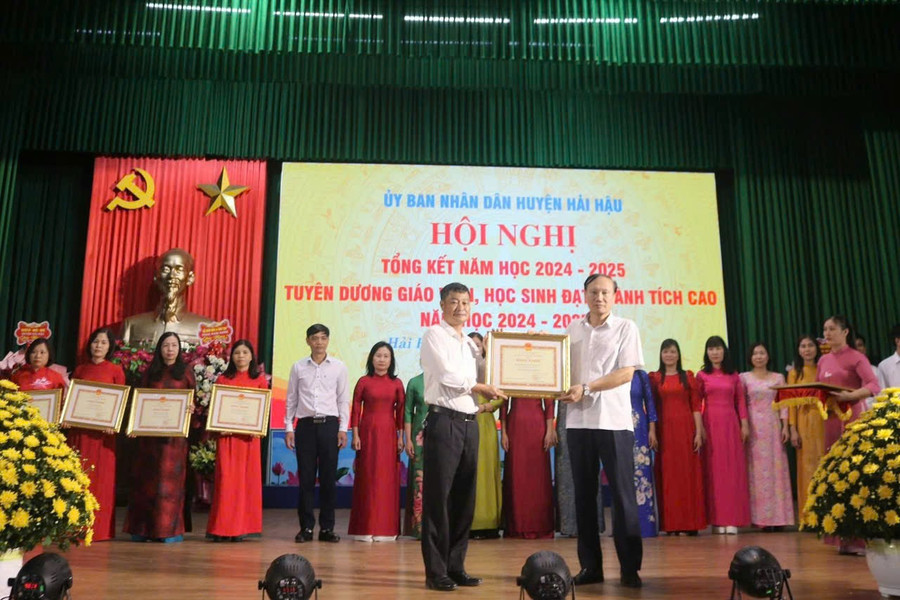 Thầy Nguyễn Hải Sơn - Hiệu trưởng Trường THCS Hải Xuân nhận Bằng khen của Chủ tịch UBND tỉnh Nam Định về thành tích xuất sắc của tập thể năm học 2024-2025. son.jpg