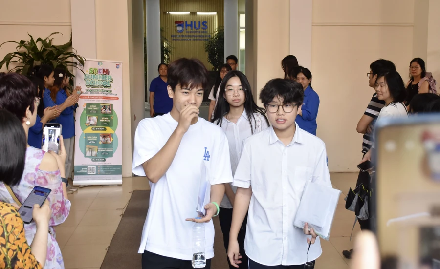 Thí sinh dự thi vào lớp 10 Trường THPT chuyên Khoa học Xã hội và nhân văn năm 2025. Ảnh: LĐTĐ.