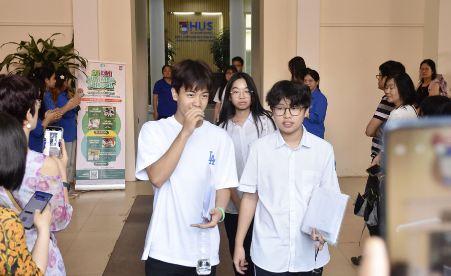 Thí sinh dự thi vào lớp 10 Trường THPT chuyên Khoa học Xã hội và nhân văn năm 2025. Ảnh: LĐTĐ.