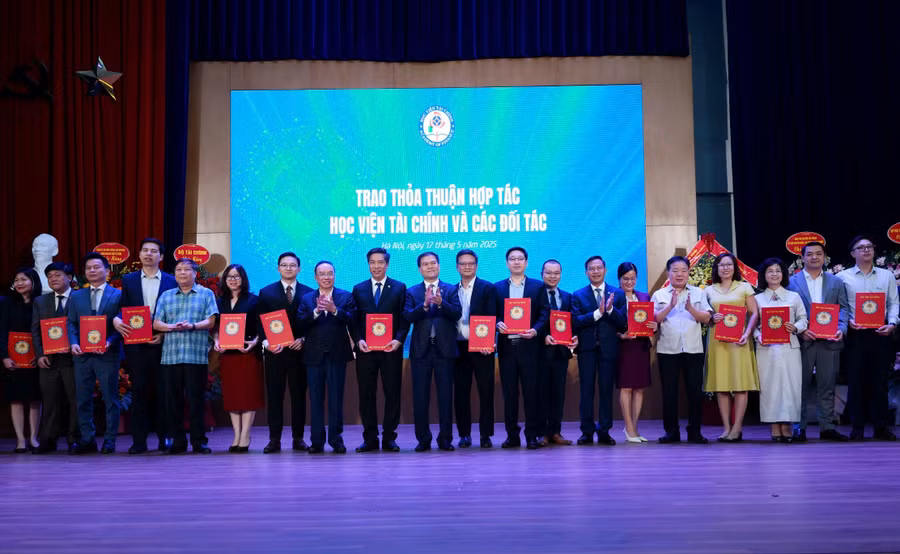 Học viện Tài chính tiến hành ký kết biên bản ghi nhớ hợp tác (MOU) với nhiều doanh nghiệp, tổ chức quốc tế, trường đại học danh tiếng trong và ngoài nước. 