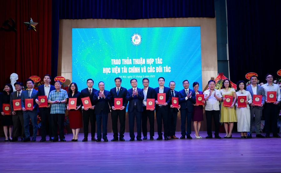 Học viện Tài chính tiến hành ký kết biên bản ghi nhớ hợp tác (MOU) với nhiều doanh nghiệp, tổ chức quốc tế, trường đại học danh tiếng trong và ngoài nước. 