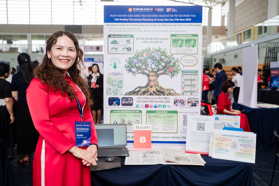 Cô Phạm Thị Liên giới thiệu về Dự án của mình tại "Ngày hội Nhà giáo sáng tạo với công nghệ số và trí tuệ nhân tạo năm 2025". 