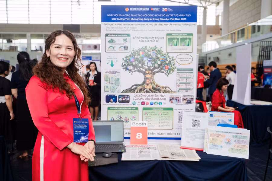 Cô Phạm Thị Liên giới thiệu về Dự án của mình tại "Ngày hội Nhà giáo sáng tạo với công nghệ số và trí tuệ nhân tạo năm 2025". 