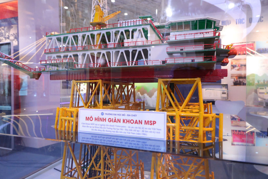 Mô hình giàn khoan MSP do các cán bộ, kỹ sư của Việt Nam được đào tạo tại Khoa Dầu khí, Trường Đại học Mỏ - Địa chất chế tạo - đã làm nên kỳ tích khi đón dòng đầu thương mại đầu tiên của Việt Nam (năm 1986). Ảnh: Trần Hiệp. lam-1.jpg