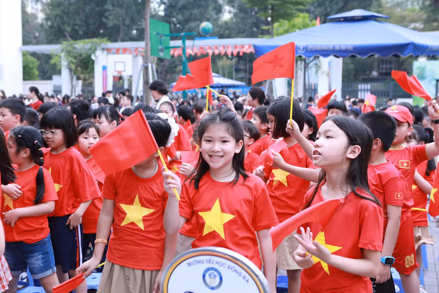 Học sinh Trường Tiểu học Đống Đa tham gia chương trình một cách hào hứng. 