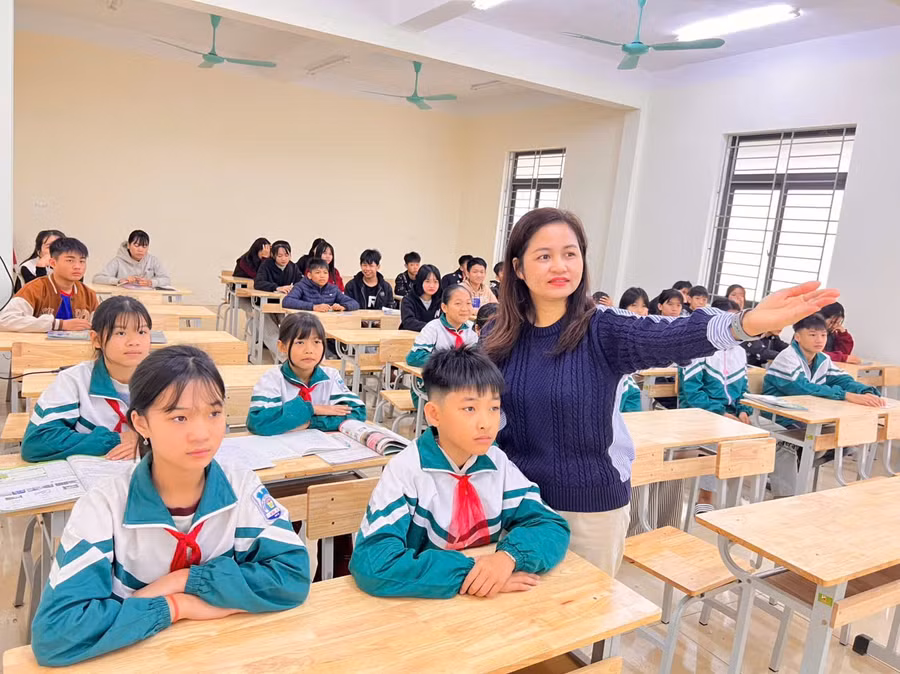 Cô Bạch Thị Hồng Kiên có gần 20 năm gắn bó với nghề giáo. Ảnh: Văn Hoàng.