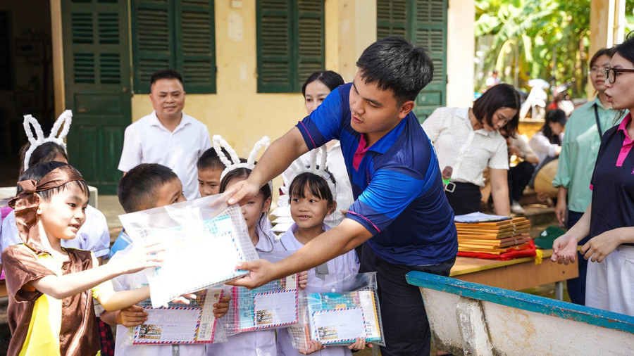 Những suất quà yêu thương được trao tới học sinh. ltv-12.jpg