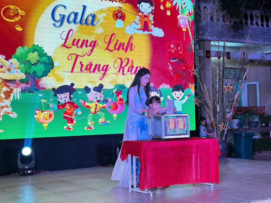 Thầy trò nhà trường cũng quyên góp ủng hộ để gửi tới đồng bào bị bão lũ do cơn bão số 10 vừa qua. lh-2.jpg