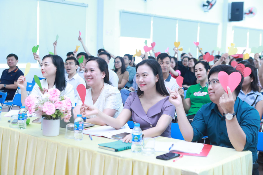 Trên tay mỗi người đều có một trái tim mang theo thông điệp về tình đoàn kết, tình yêu thương. 4.jpg
