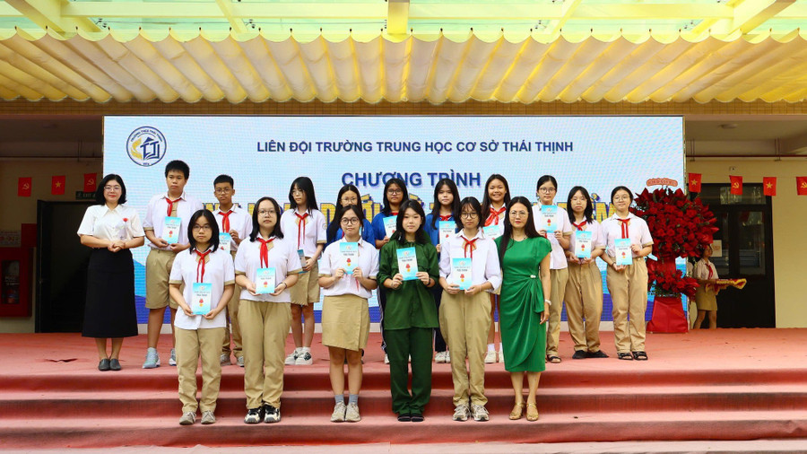 Đại diện các tập thể, cá nhân đoạt giải ở các cuộc thi được nhà trường tuyên dương. thai-5.jpg