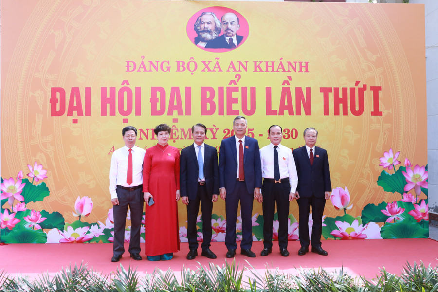 Lãnh đạo xã An Khánh chụp ảnh cùng lãnh đạo thành phố nhân dịp Đại hội Đảng bộ xã nhiệm kỳ 2025-2030. Ảnh: Đình Tuệ. 10.jpg