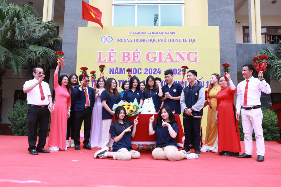Thầy trò lớp 12 cùng bên nhau thổi nến đánh dấu hành trình 12 năm học phổ thông của các em kết thúc để bước tiếp chặng đường phía trước. 24.jpg