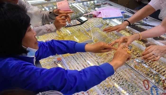 Giá vàng ngày 1/5 ổn định ở mức trên 121 triệu đồng/lượng, thế giới tiếp đà giảm nhẹ
