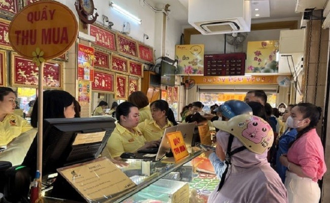 Giá vàng cuối tuần 31/8 tăng kỷ lục 1,7 triệu đồng/lượng
