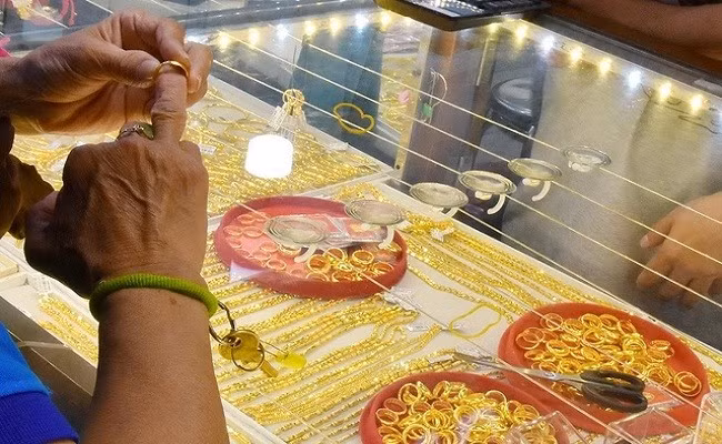 Giá vàng cuối tuần 25/5 bất ngờ tăng 500.000 đồng/lượng, vàng nhẫn tăng mạnh