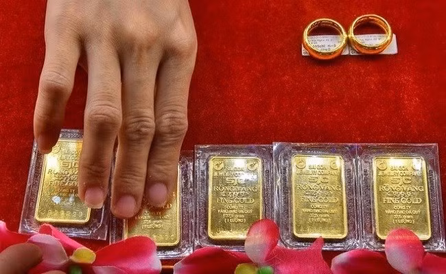 Giá vàng hôm nay 17/3: Tăng 500 nghìn đồng/lượng, thế giới giảm nhẹ