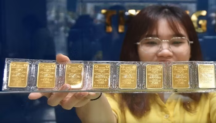 Giá vàng ngày cuối tuần 17/8 trong nước ổn định ở mức cao, thế giới đảo chiều 
