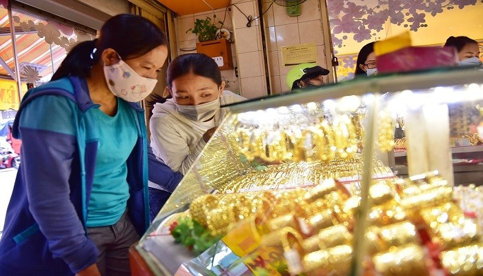 Giá vàng hôm nay 19/4 vẫn tăng mạnh thêm 2 triệu đồng/lượng, thế giới nhích nhẹ