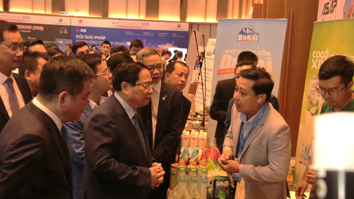 Thủ tướng Chính phủ Phạm Minh Chính cùng đại biểu tham quan gian hàng giới thiệu sản phẩm, dịch vụ logistics tại Diễn đàn.