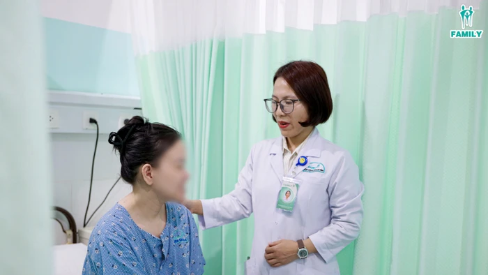 Bác sĩ thăm khám, kiểm tra sức khỏe cho sản phụ.