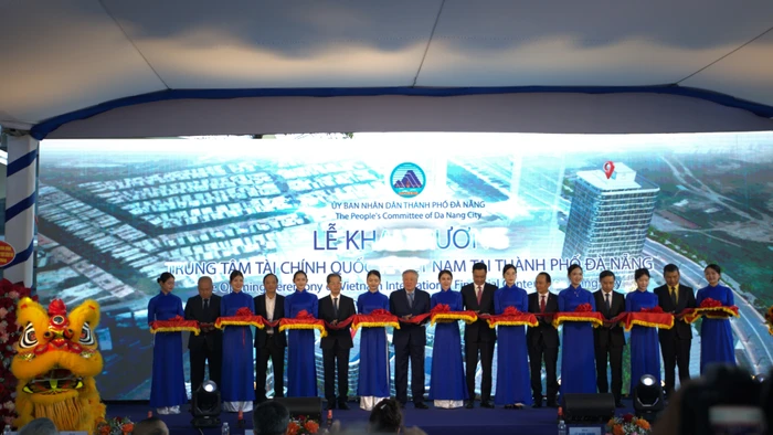 Các đại biểu thực hiện nghi thức khai trương đưa vào vận hành Trung tâm Tài chính quốc tế Việt Nam tại TP Đà Nẵng.