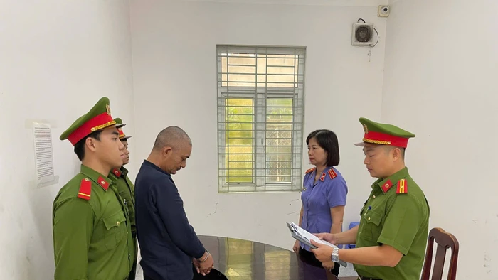 Cơ quan Công an tống đạt quyết định khởi tố vụ án, khởi tố bị can và lệnh bắt tạm giam với Huỳnh Khổng. Ảnh: CACC