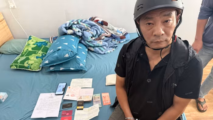 Wang Tiejun cùng tang vật vụ án. Ảnh: Công an cung cấp