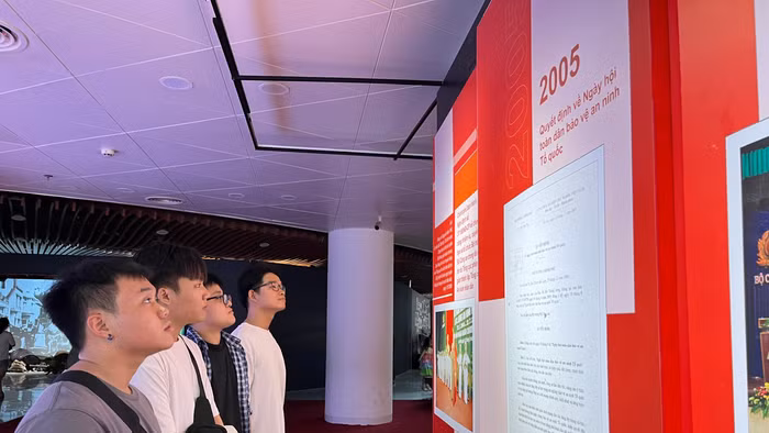 Nhóm sinh viên Viện nghiên cứu và đào tạo Việt - Anh (Đại học Đà Nẵng) tham quan triển lãm "80 năm An ninh nhân dân - Lá chắn bình yên".
