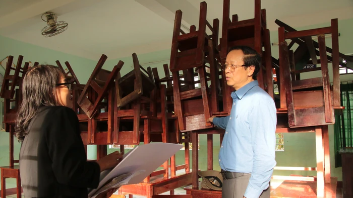 Thứ trưởng Phạm Ngọc Thưởng kiểm tra phòng học Trường Tiểu học Nguyễn Công Sáu (xã Đại Lộc, Đà Nẵng).