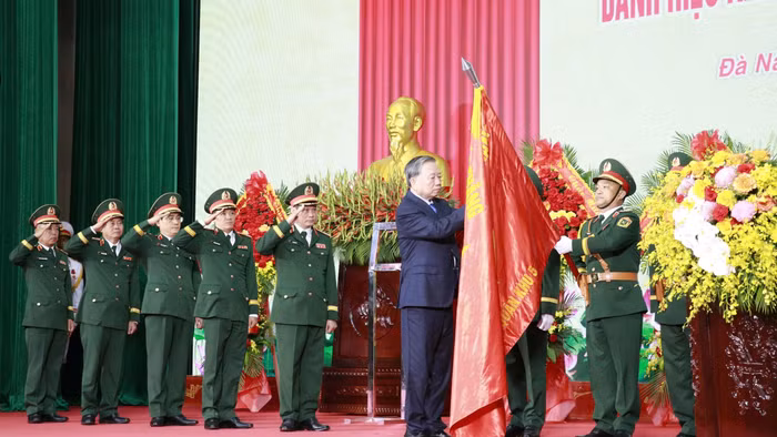 Tổng Bí thư, Chủ tịch nước Tô Lâm trao danh hiệu Anh hùng lực lượng vũ trang (LLVT) nhân dân cho Quân khu 5.