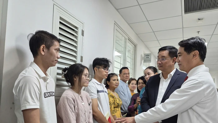 TS.BS Lê Đức Nhân, Giám đốc Bệnh viện Đà Nẵng chia sẻ với ông Lê Ngọc Quang, Bí thư Thành ủy Đà Nẵng về trường hợp em gái hiến gan cứu anh trai mắc ung thư ở Đà Nẵng. 