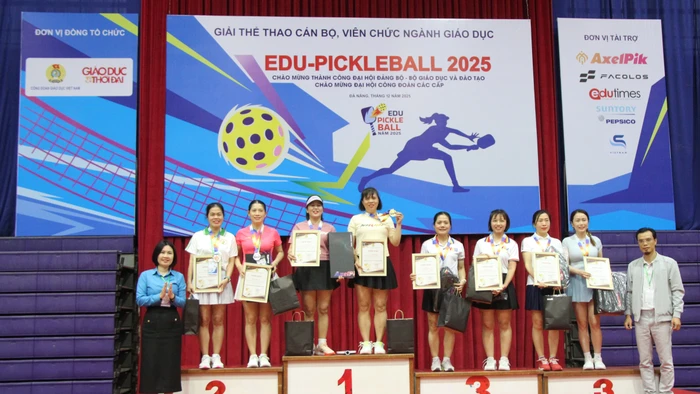 Bà Lê Thị Mai Oanh (ngoài cùng, bên trái) – Phó Chủ tịch Công đoàn Giáo dục Việt Nam trao giải cho các vận động viên.