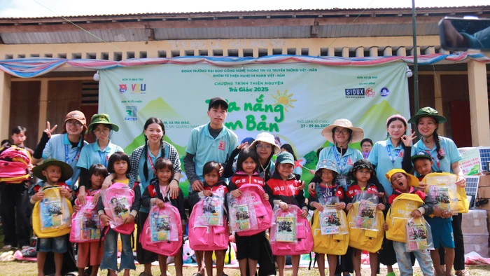 Trao cặp sách cho học sinh vùng cao.