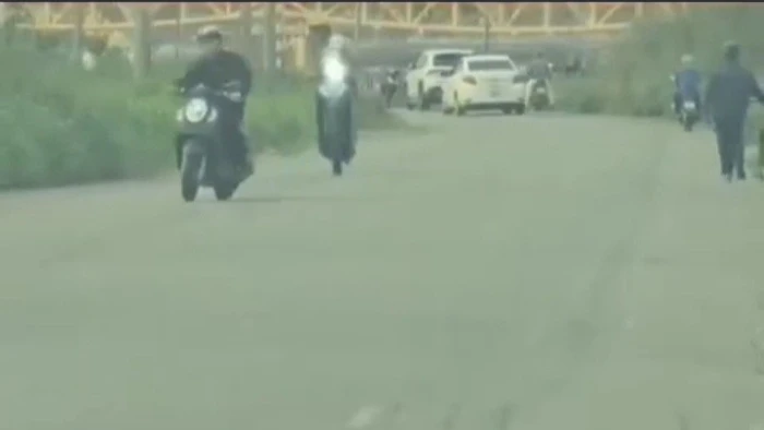 2 thanh niên chạy xe máy “bốc đầu”. Ảnh cắt clip