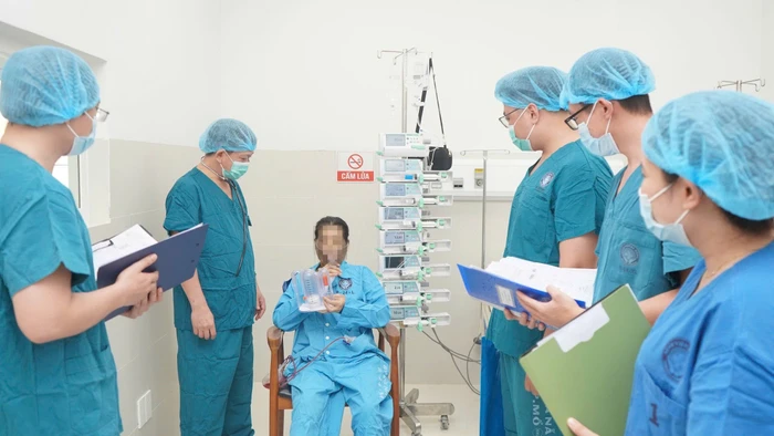 Bác sĩ thăm khám và kiểm tra sức khỏe cho bệnh nhân sau ca ghép gan. 