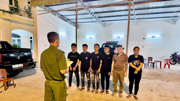 Công an thực hiện Lệnh giữ người trong trường hợp khẩn cấp đối với những người có liên quan vụ án. Ảnh: Công an