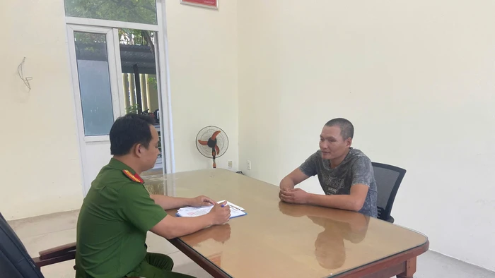 Đỗ Thanh Tùng (áo xám) tại cơ quan Công an. Ảnh: Công an cung cấp