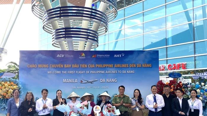 Lãnh đạo Sở Văn hóa, Thể thao và Du lịch TP Đà Nẵng tặng hoa, quà cho du khách trên chuyến bay của Hãng hàng không Philippine Airlines.