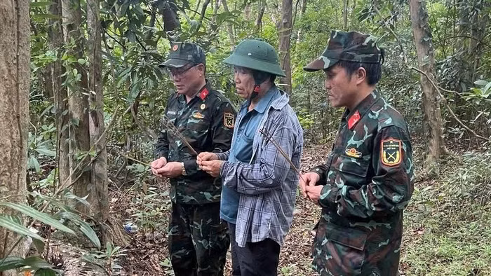 Lực lượng Bộ Chỉ huy Quân sự TP Đà Nẵng cùng nhân chứng đi khảo sát thực địa, nơi nghi có hơn 10 hài cốt liệt sĩ Đội phẫu 5. Ảnh: Quang Cường, Bộ CHQS TP Đà Nẵng